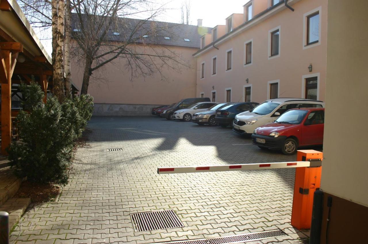 Hotel Jelen Hlohovec Exteriör bild