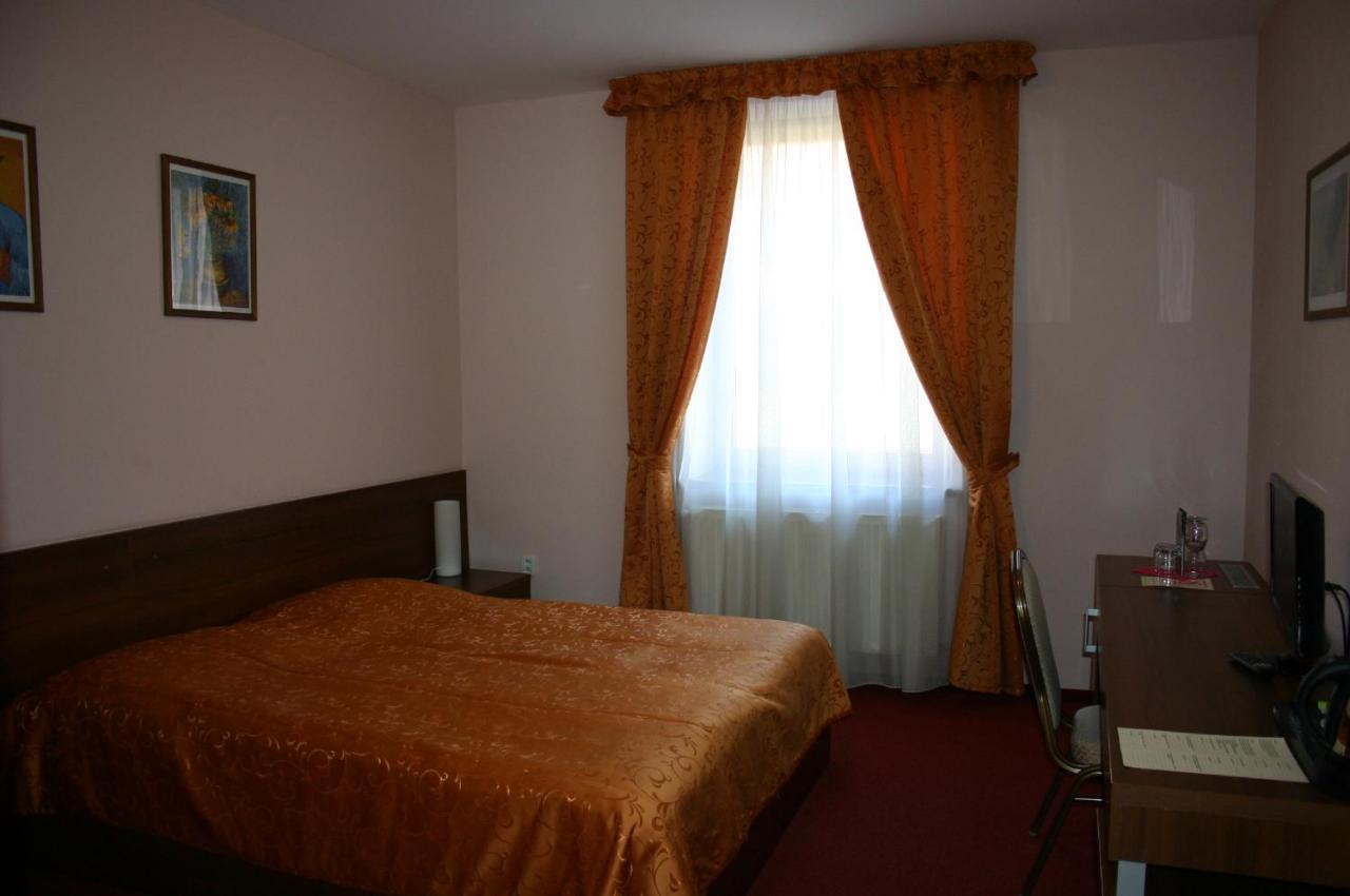 Hotel Jelen Hlohovec Rum bild