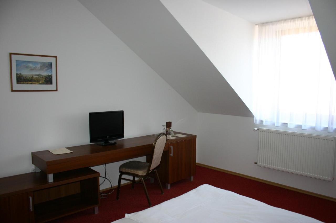 Hotel Jelen Hlohovec Rum bild