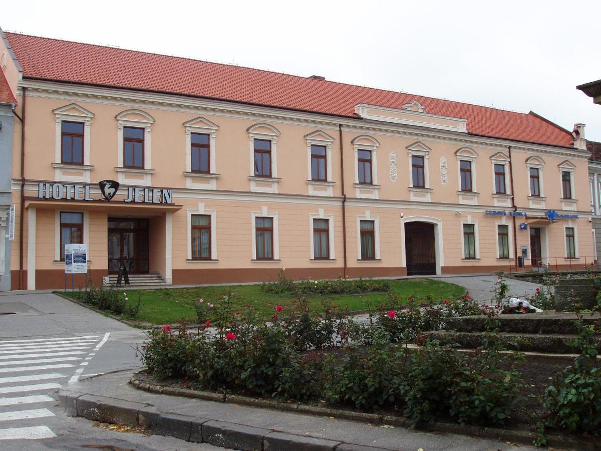 Hotel Jelen Hlohovec Exteriör bild