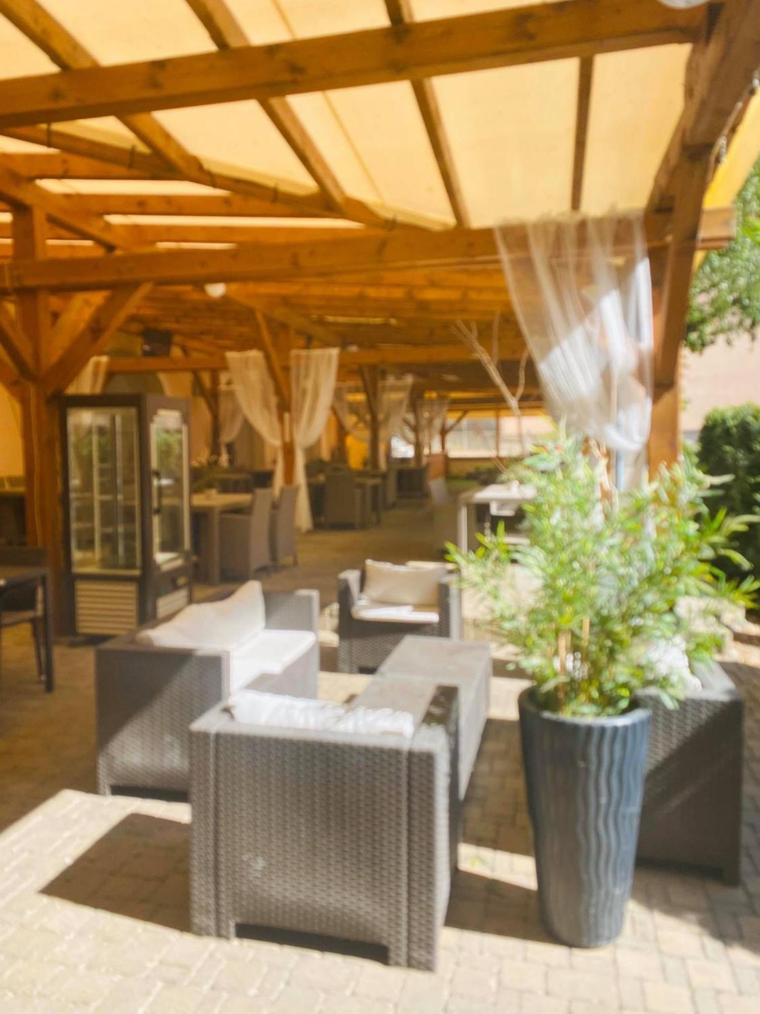 Hotel Jelen Hlohovec Exteriör bild