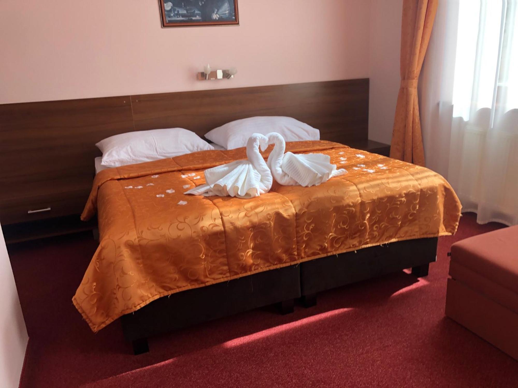 Hotel Jelen Hlohovec Exteriör bild